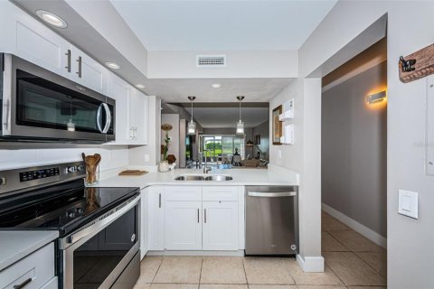 Condo in Saint Petersburg, Florida, 2 bedrooms  № 1114104 - photo 4