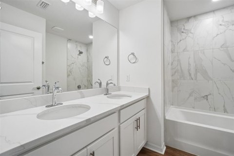 Townhouse in Zephyrhills, Florida 3 bedrooms, 154.68 sq.m. № 2198273 - photo 23