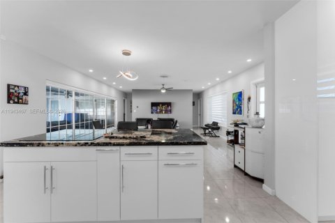 Casa en venta en Miami, Florida, 4 dormitorios, 136.38 m2 № 2000316 - foto 5