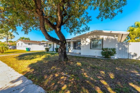 Casa en venta en Miami, Florida, 4 dormitorios, 136.38 m2 № 2000316 - foto 2