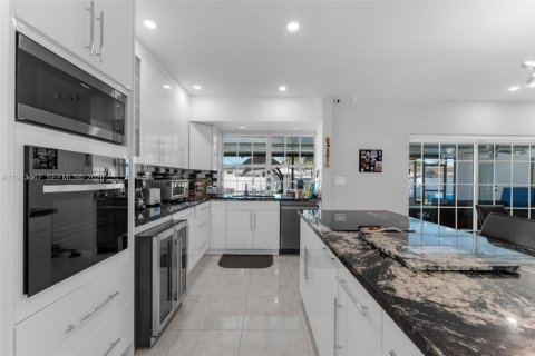 Casa en venta en Miami, Florida, 4 dormitorios, 136.38 m2 № 2000316 - foto 3