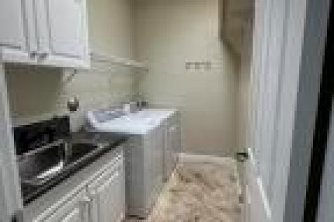 House in Coral Springs, Florida 6 bedrooms, 367.43 sq.m. № 2083533 - photo 18