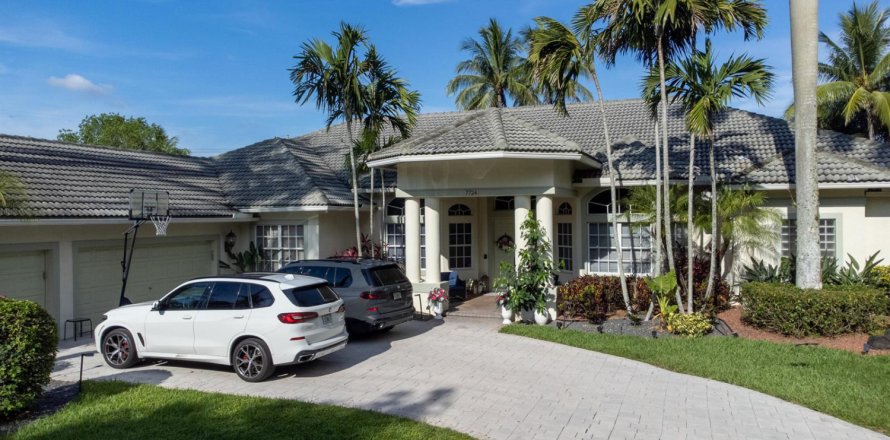 House in Coral Springs, Florida 6 bedrooms, 367.43 sq.m. № 2083533