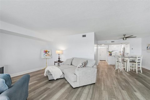 Copropriété à vendre à Gulfport, Floride: 1 chambre, 108.7 m2 № 2147674 - photo 13