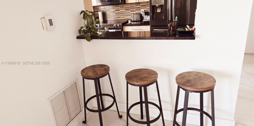 Кондоминиум с 2 спальнями в Майами, Флорида № 2048886