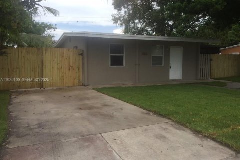 Villa ou maison à louer à West Park, Floride: 2 chambres, 84.54 m2 № 1987254 - photo 1