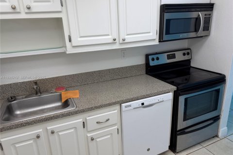 Condo in North Miami, Florida, 1 bedroom № 2034750 - photo 3