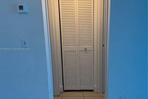 Condo in North Miami, Florida, 1 bedroom № 2034750 - photo 17