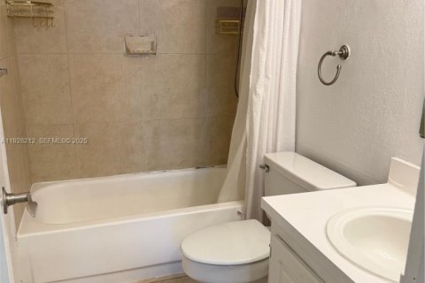 Condo in North Miami, Florida, 1 bedroom № 2034750 - photo 11