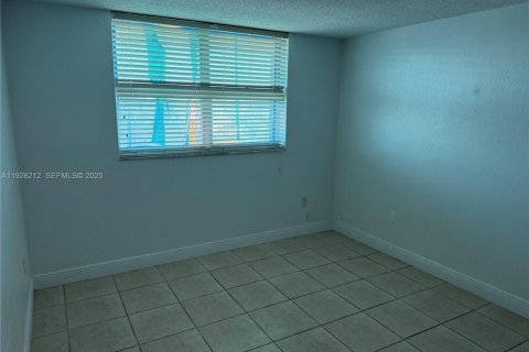 Condo in North Miami, Florida, 1 bedroom № 2034750 - photo 13