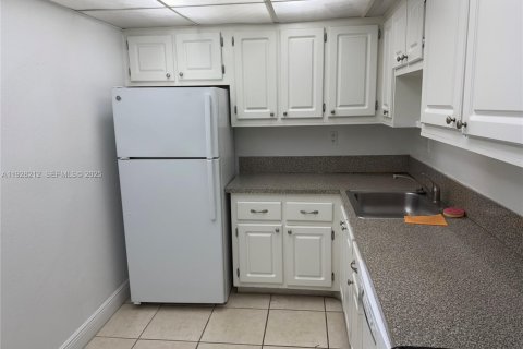 Condo in North Miami, Florida, 1 bedroom № 2034750 - photo 2