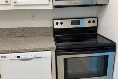 Condo in North Miami, Florida, 1 bedroom № 2034750 - photo 16