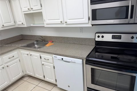 Condo in North Miami, Florida, 1 bedroom № 2034750
