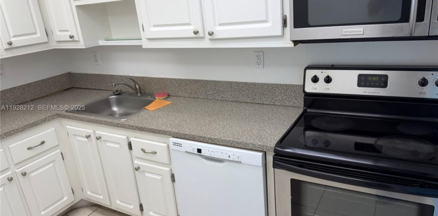 Condo in North Miami, Florida, 1 bedroom № 2034750