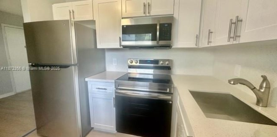 Condominio en Pembroke Pines, Florida, 2 dormitorios № 1922563