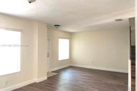 Villa ou maison à louer à Miami, Floride: 3 chambres, 141.95 m2 № 2074987 - photo 4