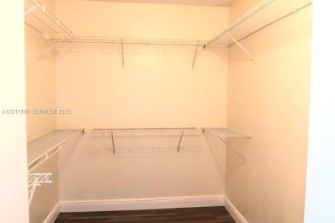 Villa ou maison à louer à Miami, Floride: 3 chambres, 141.95 m2 № 2074987 - photo 16