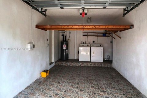 Villa ou maison à louer à Miami, Floride: 3 chambres, 141.95 m2 № 2074987 - photo 2