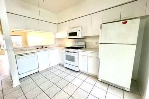 Townhouse in Tamarac, Florida 2 bedrooms, 103.12 sq.m. № 1971769 - photo 3