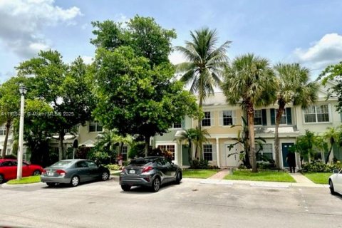 Townhouse in Tamarac, Florida 2 bedrooms, 103.12 sq.m. № 1971769 - photo 11