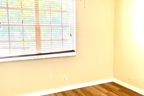 Townhouse in Tamarac, Florida 2 bedrooms, 103.12 sq.m. № 1971769 - photo 4