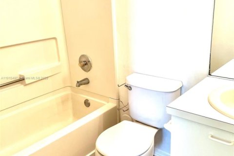 Townhouse in Tamarac, Florida 2 bedrooms, 103.12 sq.m. № 1971769 - photo 5