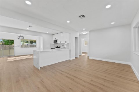 Casa en venta en Pembroke Pines, Florida, 3 dormitorios, 101.64 m2 № 1827559 - foto 2