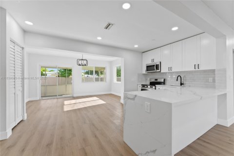 Casa en venta en Pembroke Pines, Florida, 3 dormitorios, 101.64 m2 № 1827559 - foto 5