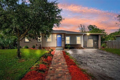 House in Saint Petersburg, Florida 3 bedrooms, 120.03 sq.m. № 1870287 - photo 5
