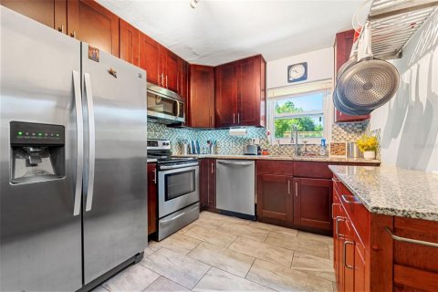 House in Saint Petersburg, Florida 3 bedrooms, 120.03 sq.m. № 1870287 - photo 13
