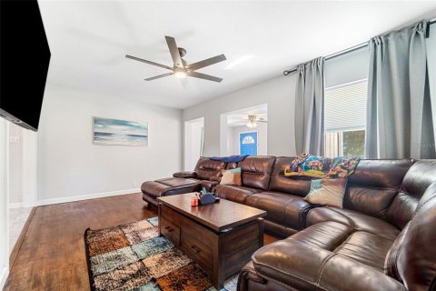 House in Saint Petersburg, Florida 3 bedrooms, 120.03 sq.m. № 1870287 - photo 9