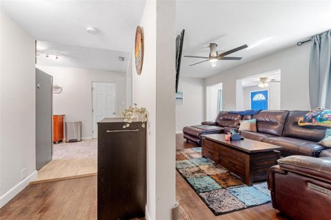 House in Saint Petersburg, Florida 3 bedrooms, 120.03 sq.m. № 1870287 - photo 11
