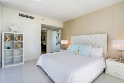 Condo in Miami, Florida, 2 bedrooms  № 1991050 - photo 9