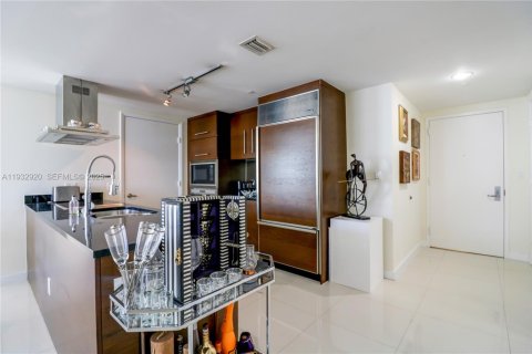 Condo in Miami, Florida, 2 bedrooms  № 1991050 - photo 5
