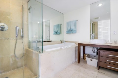 Condo in Miami, Florida, 2 bedrooms  № 1991050 - photo 16