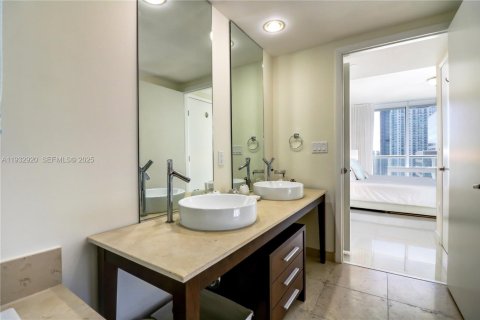 Condo in Miami, Florida, 2 bedrooms  № 1991050 - photo 15