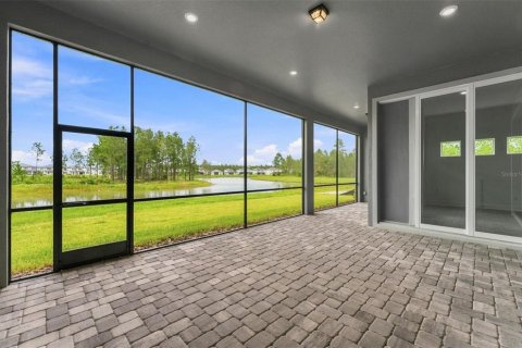 House in Zephyrhills, Florida 5 bedrooms, 414.81 sq.m. № 2341688 - photo 25