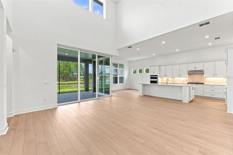 House in Zephyrhills, Florida 5 bedrooms, 414.81 sq.m. № 2341688 - photo 6