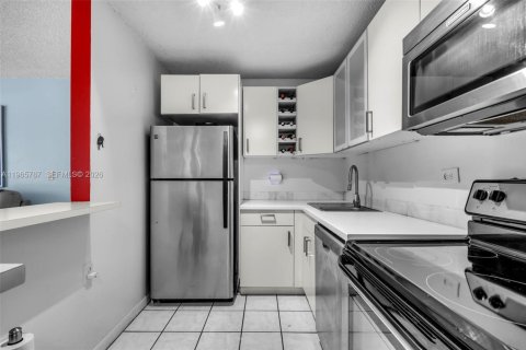 Condo in Hialeah, Florida, 2 bedrooms  № 2029598 - photo 3