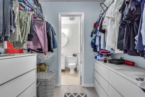 Condo in Hialeah, Florida, 2 bedrooms  № 2029598 - photo 15