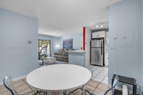 Condo in Hialeah, Florida, 2 bedrooms  № 2029598 - photo 6