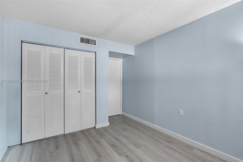 Condo in Hialeah, Florida, 2 bedrooms  № 2029598 - photo 17
