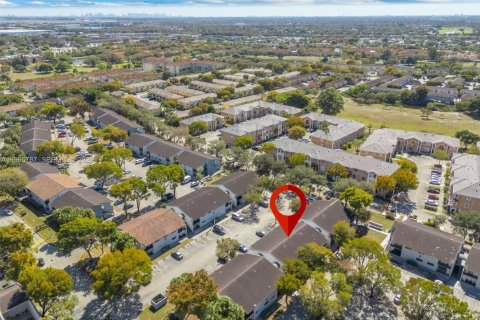 Condo in Hialeah, Florida, 2 bedrooms  № 2029598 - photo 30