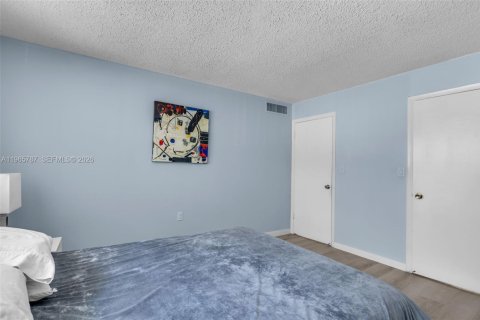 Condo in Hialeah, Florida, 2 bedrooms  № 2029598 - photo 12
