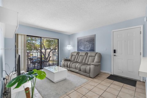 Condo in Hialeah, Florida, 2 bedrooms  № 2029598 - photo 9