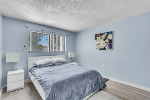 Condo in Hialeah, Florida, 2 bedrooms  № 2029598 - photo 11