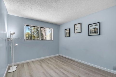 Condo in Hialeah, Florida, 2 bedrooms  № 2029598 - photo 16