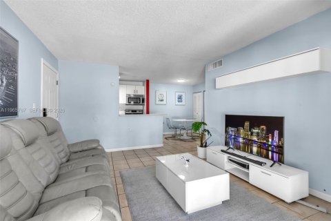 Condo in Hialeah, Florida, 2 bedrooms  № 2029598 - photo 8