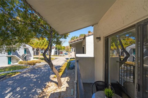 Condo in Hialeah, Florida, 2 bedrooms  № 2029598 - photo 19