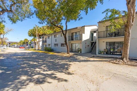 Condo in Hialeah, Florida, 2 bedrooms  № 2029598
